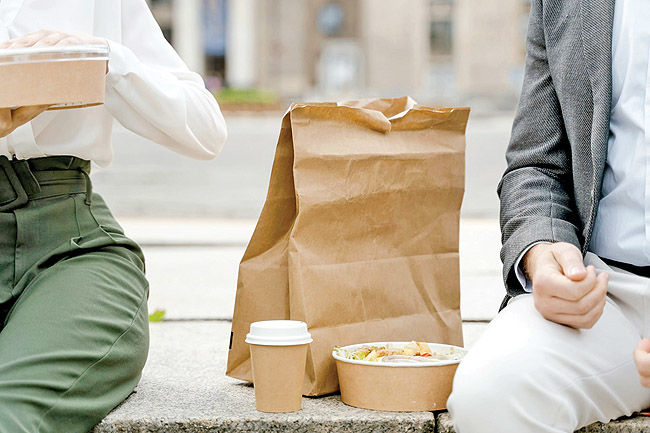 مشاهده شغلی و  پاکت  قهوه‌ای