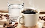 آب قبل از قهوه صبح/ خواص معجزه آسای نوشیدن آب در صبح