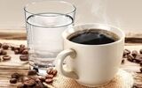 آب قبل از قهوه صبح/ خواص معجزه آسای نوشیدن آب در صبح