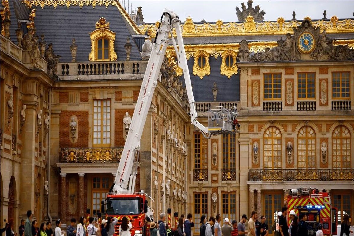 کاخ ورسای فرانسه دچار آتش‌سوزی شد