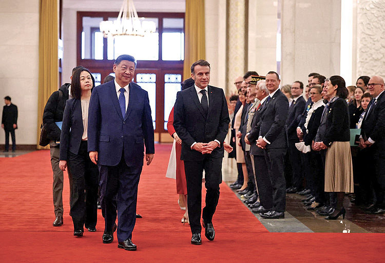 بازگشت مکرون با دست خالی