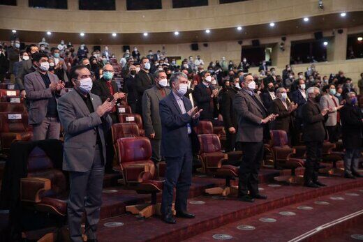 تصویری باشکوه از تشویق انصاریان در جشنواره فیلم فجر