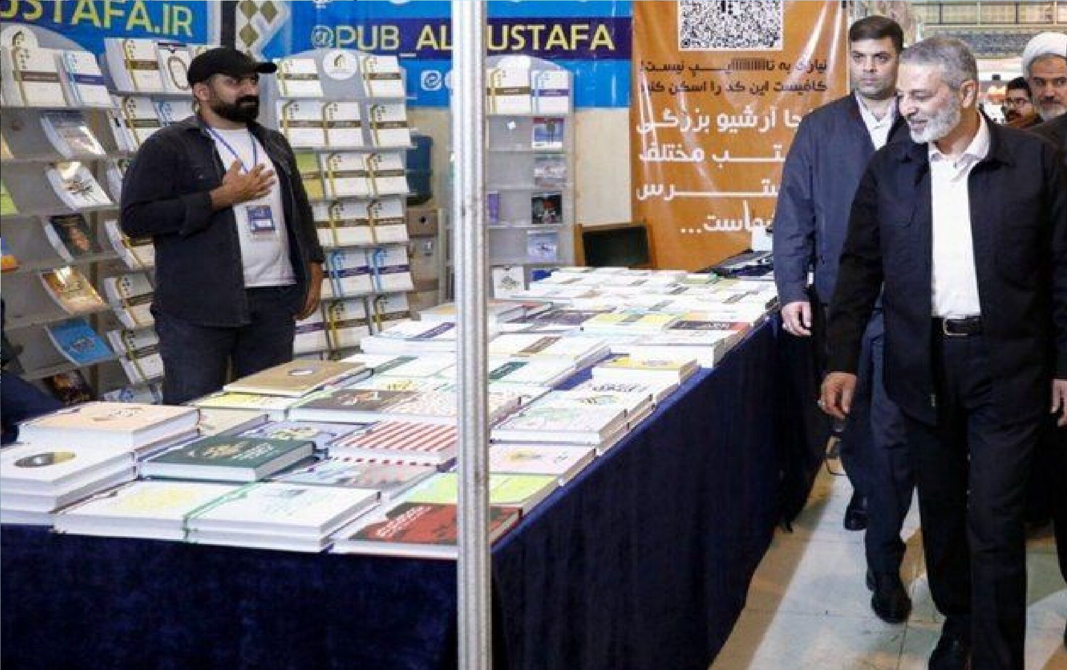 فرمانده کل ارتش از نمایشگاه بین‌المللی کتاب بازدید کرد