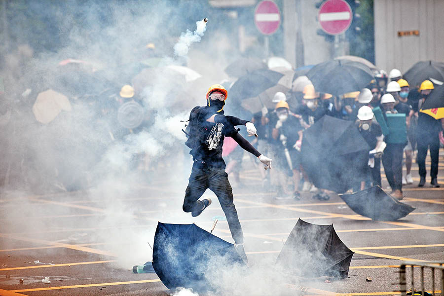 جنگ نیابتی چین و آمریکا در خیابان‌های هنگ‌کنگ