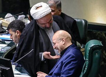 نگاه عجیب رسایی به قالیباف + عکس



