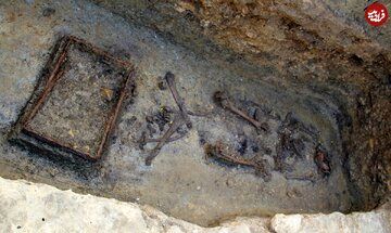 کشف صندلی عجیب در یک قبر ۱۴۰۰ ساله!+عکس