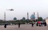 لحظه فرود بالگرد حامل پیکر رهبر شهید در مسجد جمکران +فیلم