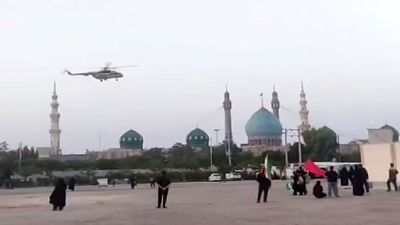 لحظه فرود بالگرد حامل پیکر رهبر شهید در مسجد جمکران +فیلم