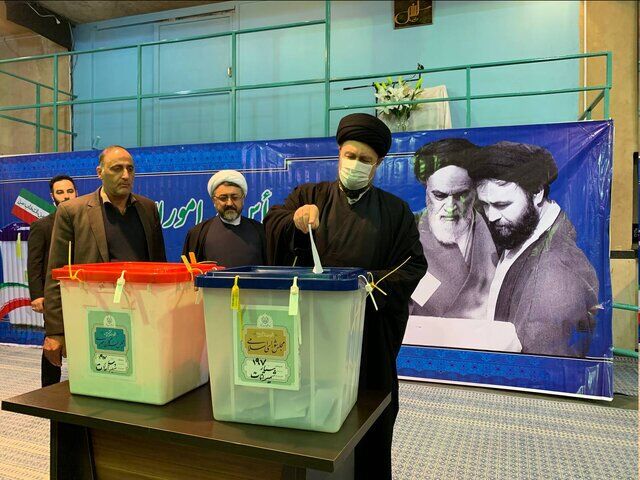حضور سیدحسن خمینی در حسینیه جماران برای شرکت در انتخابات