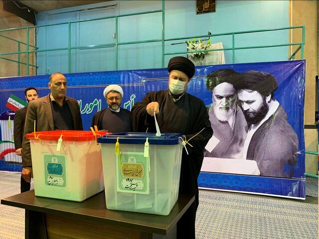 حضور سیدحسن خمینی در حسینیه جماران برای شرکت در انتخابات