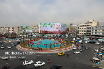 ادامه ملی‌گرایی در پایتخت؛ این بار رونمایی از مجسمه شاپور دوم در میدان انقلاب + فیلم