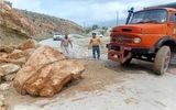 ریزش کوه و بارش شدید باران این جاده را مسدود کرد