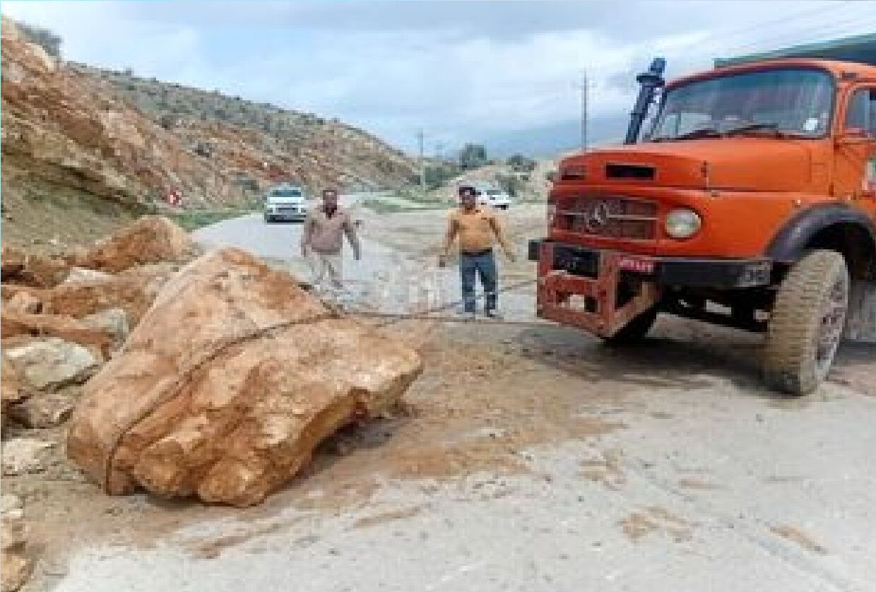ریزش کوه و بارش شدید باران این جاده را مسدود کرد