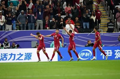 لحظه بالا بردن جام قهرمانی قطر/ تقلید از لیونل مسی و آرژانتین+ فیلم