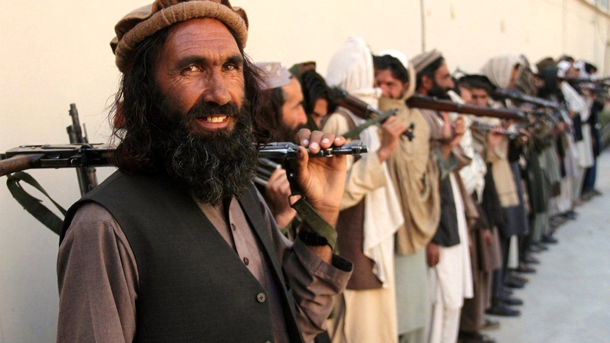پشت پرده رژه عجیب طالبان با دبه‌های زرد رنگ