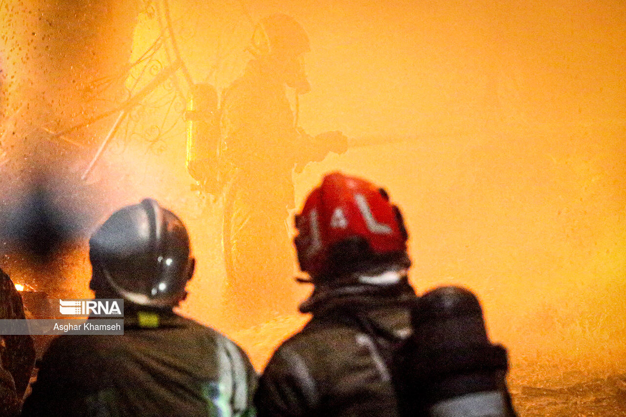 آتش‌ سوزی در برج تجاری کرج/ 3 آتش نشان مصدوم شدند