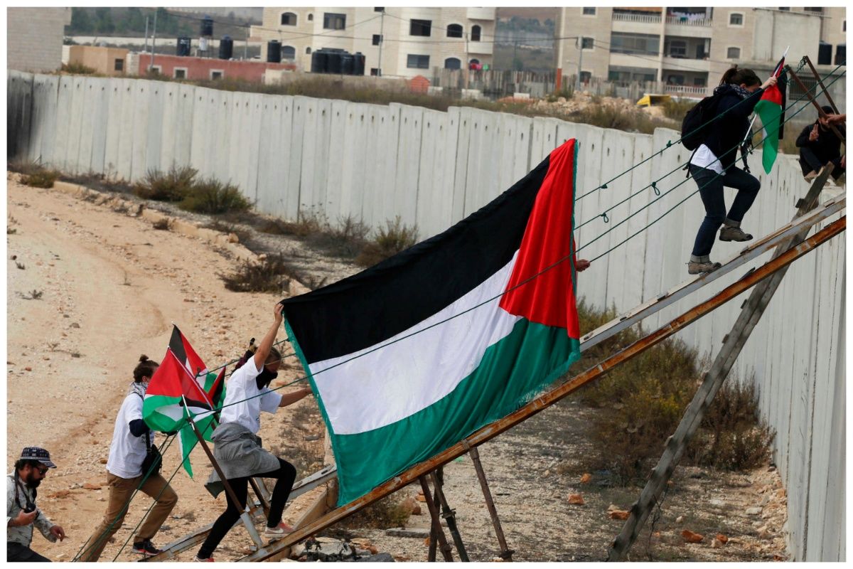 بمباران مراسم تشییع شهدا در غزه از سوی اسرائیل