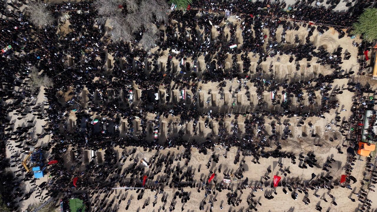 میناب؛ داغی که دوباره تازه شد/ در روز خاکسپاری اول خانواده‌ها در شوک و بهت بودند، این بار عزاداری‌شان سنگین‌تر بود