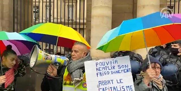 خیابان‌های پاریس در تصرف معترضان به ماکرون در اوج کرونا