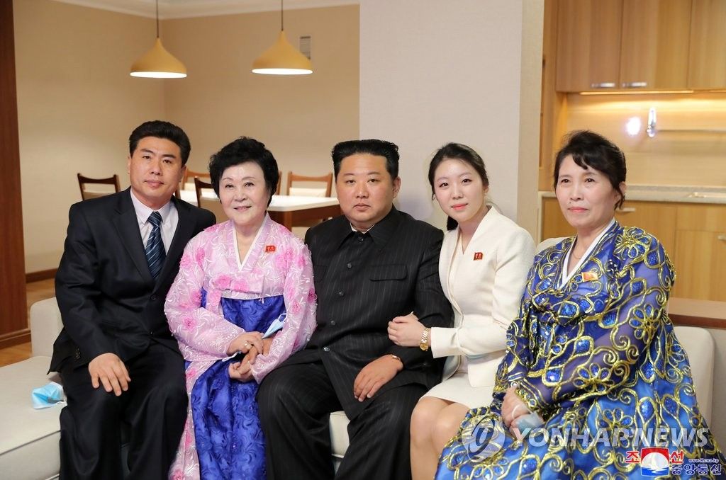 رهبر کره شمالی به چهره معروف تلویزیون خانه‌ای مجلل هدیه داد+عکس