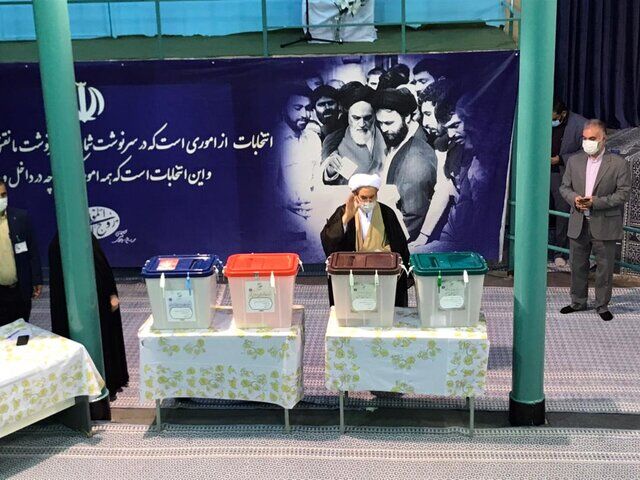 علی یونسی رای خود را به صندوق انداخت/ عکس 
