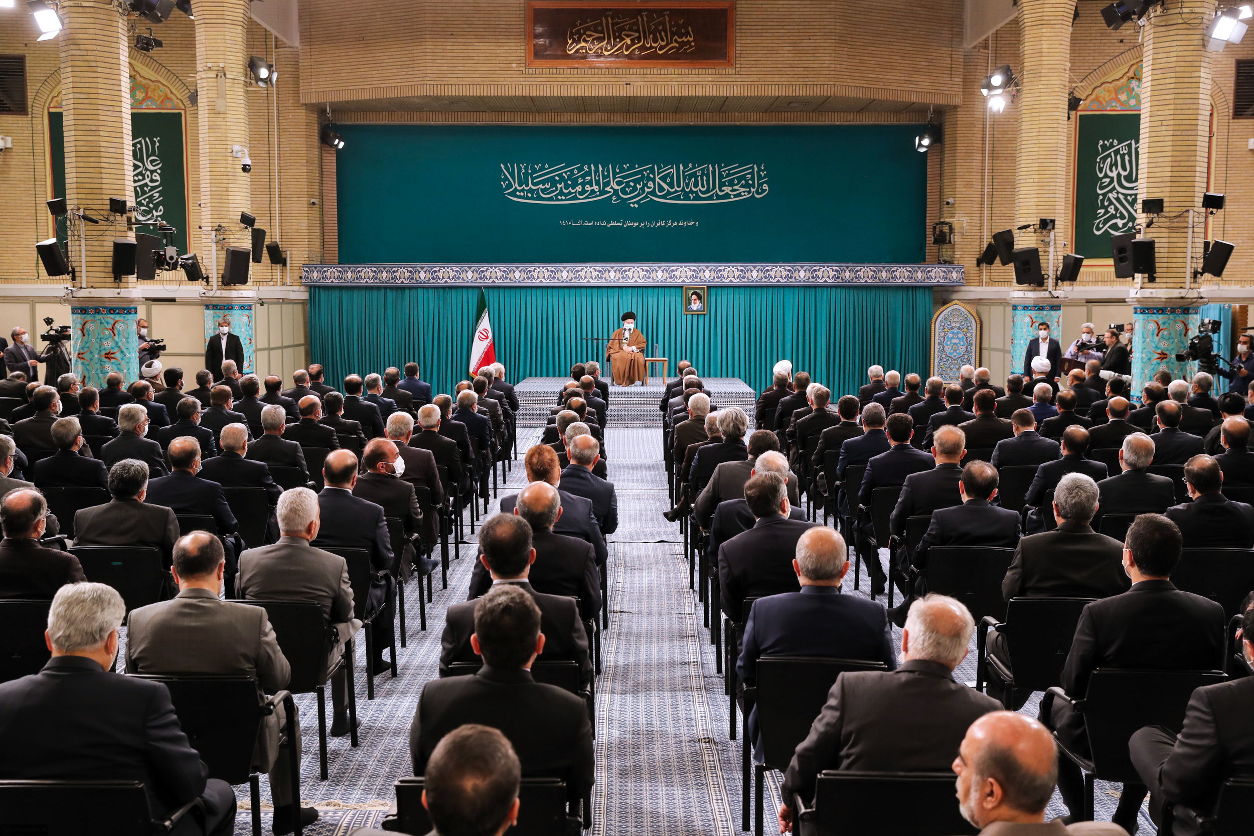 تصویری از دیدار مسئولان وزارت خارجه و سفیران با رهبر انقلاب+عکس