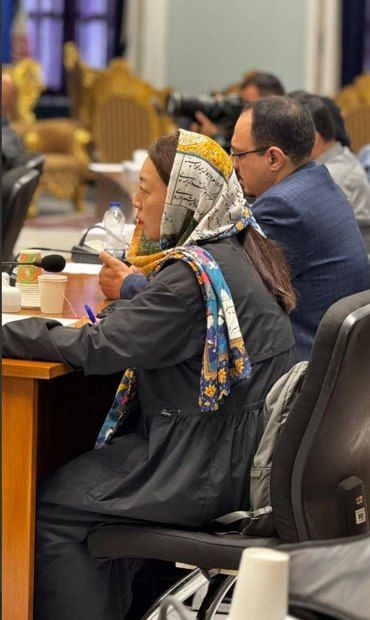 اشعار فارسی بر روسری خبرنگار چین + عکس 2