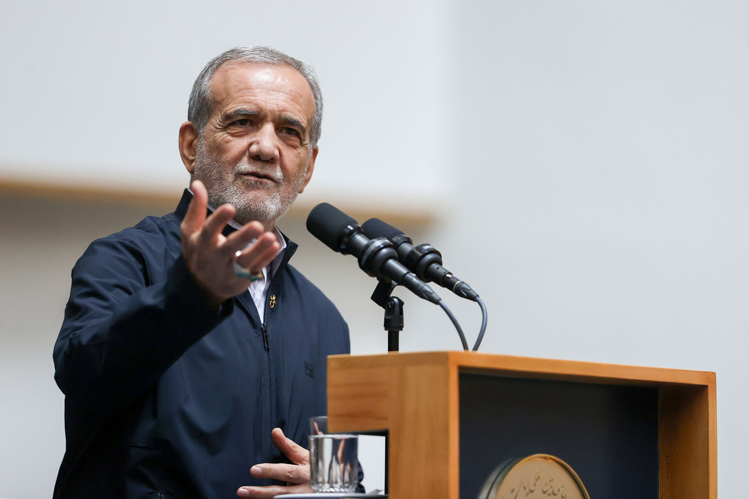 پزشکیان: اگر وقت دانش‌آموزان را با محتوای مناسب پر نکنیم، دشمنان این کار را می‌کنند