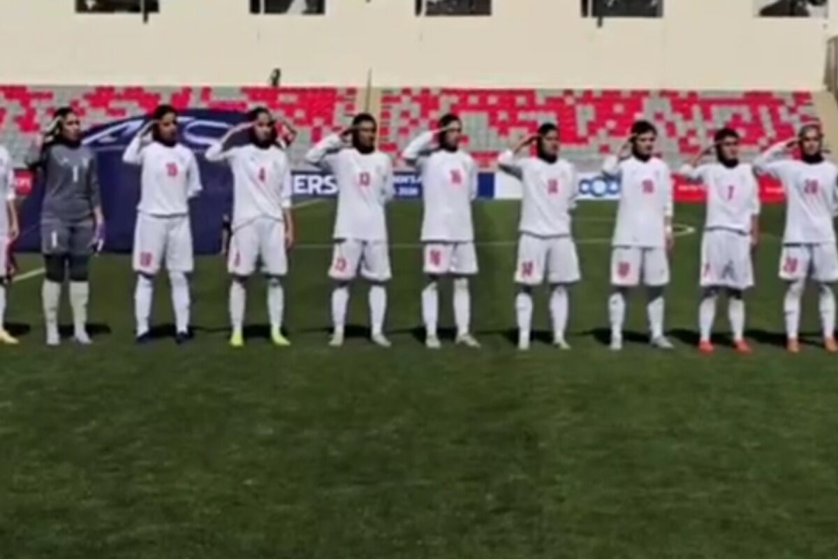 سلام نظامی بانوان فوتبالیست ایران هنگام پخش سرود ملی+ فیلم