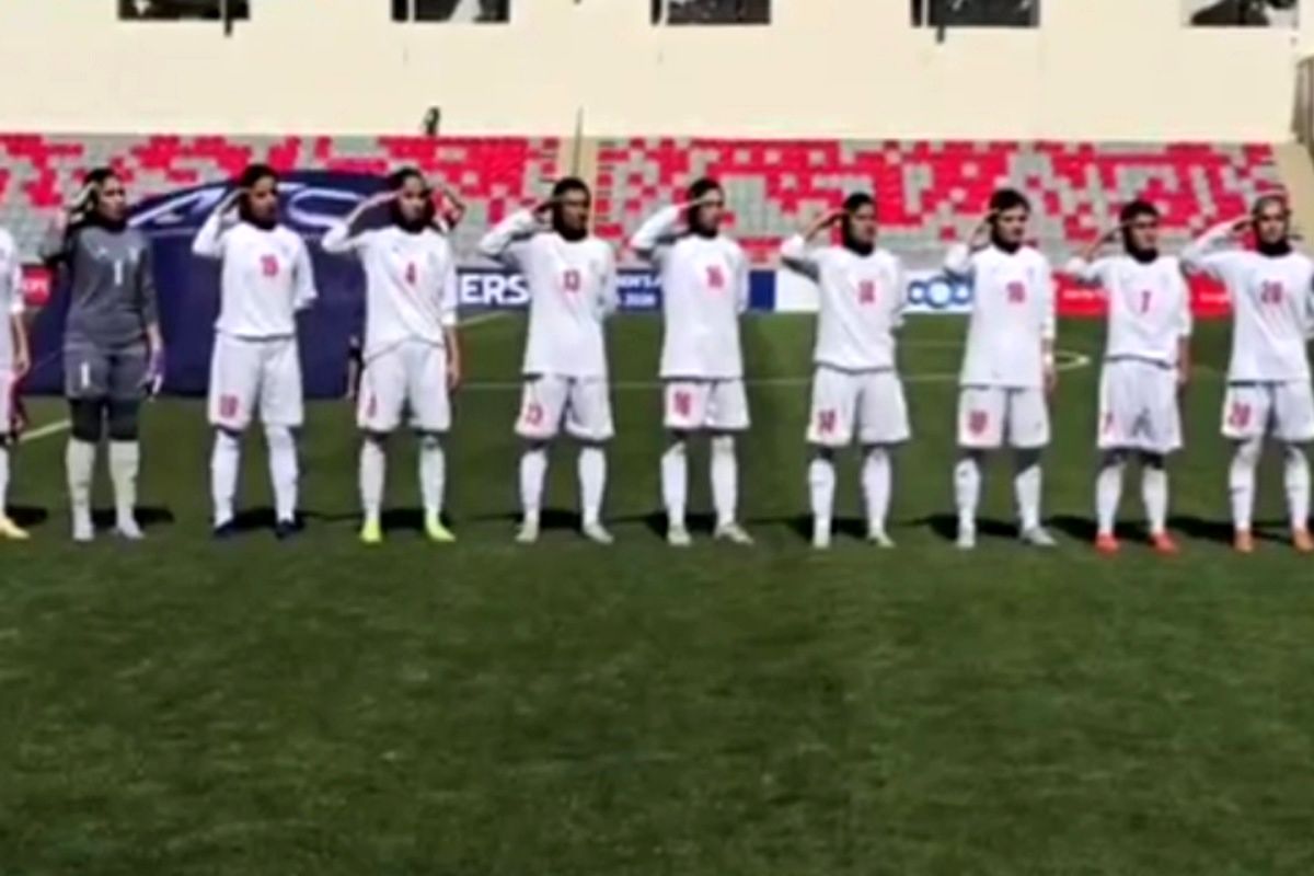 سلام نظامی بانوان فوتبالیست ایران هنگام پخش سرود ملی + فیلم