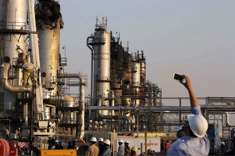 هشدار شل درباره کمبود انرژی در اروپا/ اگر تنگه هرمز باز نشود از ماه آینده سهمیه‌بندی اتفاق می‌افتد