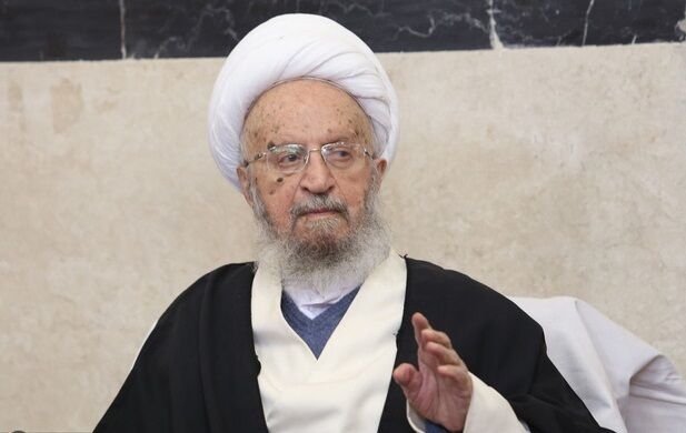 آیت الله مکارم شیرازی: از مسئولان در برابر نرخ دلار هیچ عکس العملی نمی‌بینیم