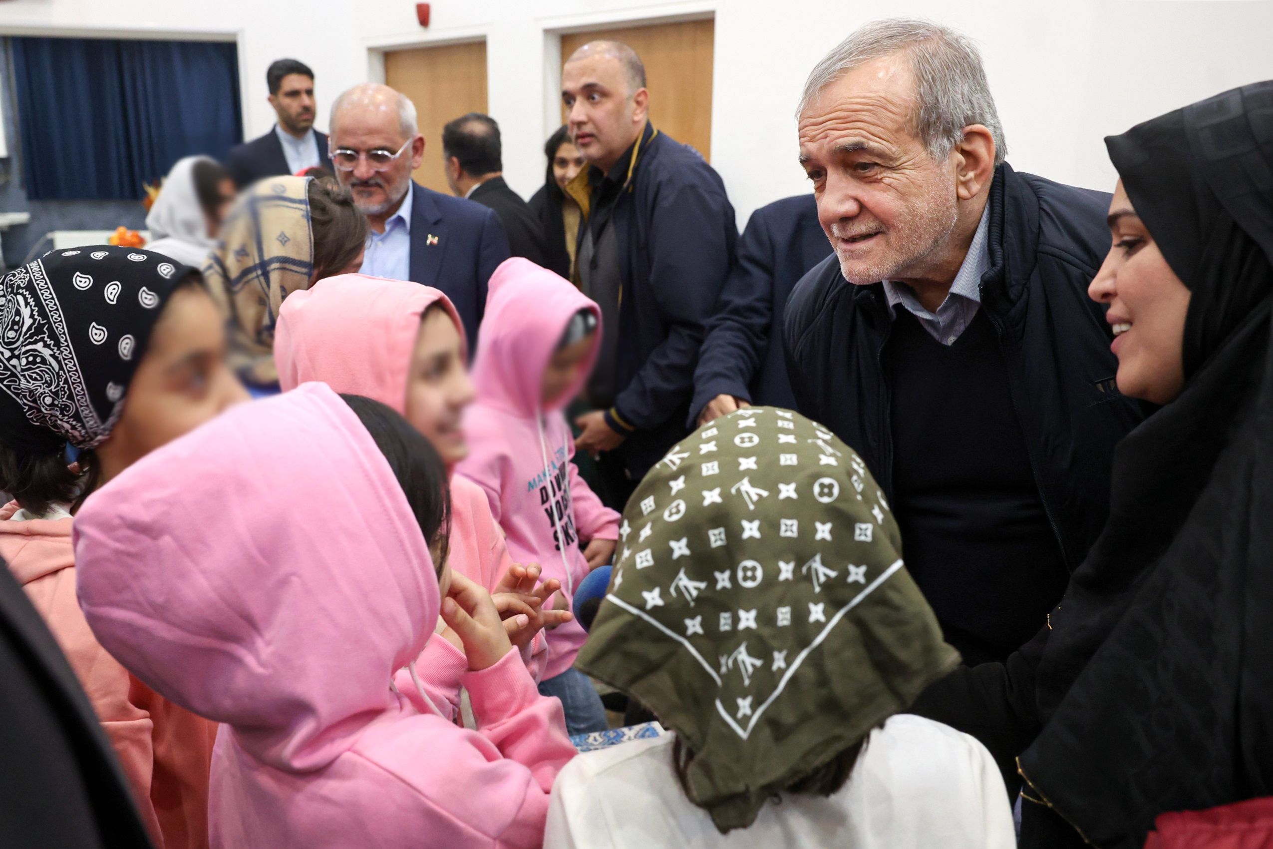 دیدار پزشکیان با جمعی از کودکان بی سرپرست در مجتمع خانه دختران ایران + عکس