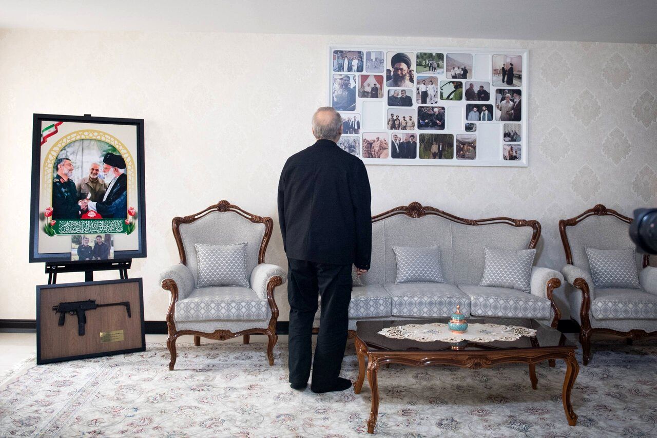 دیدار علی لاریجانی با خانواده شهیدان حاجی‌زاده و محمود باقری/ عکس خاص لاریجانی حین تماشای عکس های سرداران شهید جنگ 12 روزه + تصاویر