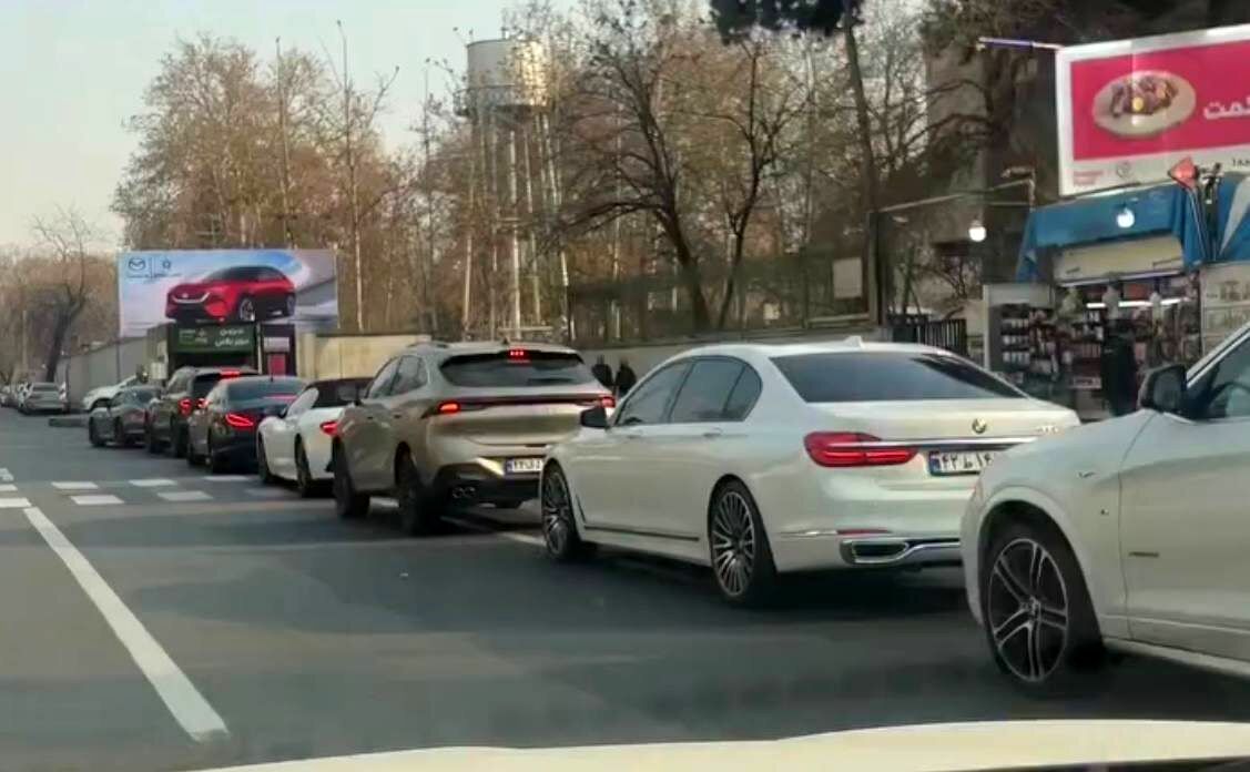 صف طولانی خودروهای لوکس برای خرید بنزین ۸۰ هزار تومانی/جزییات