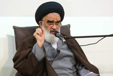  امام جمعه قم: نگاهمان به بی‌حجاب‌ها «بدبینانه» نیست