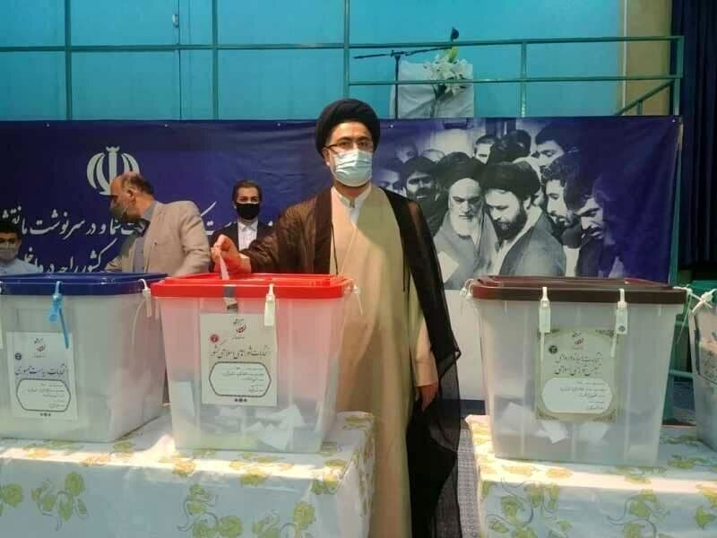 عکسی از لحظه رای دادن یاسر خمینی