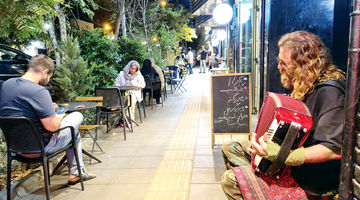 خیابان‌ در تصرف کافه‌ها