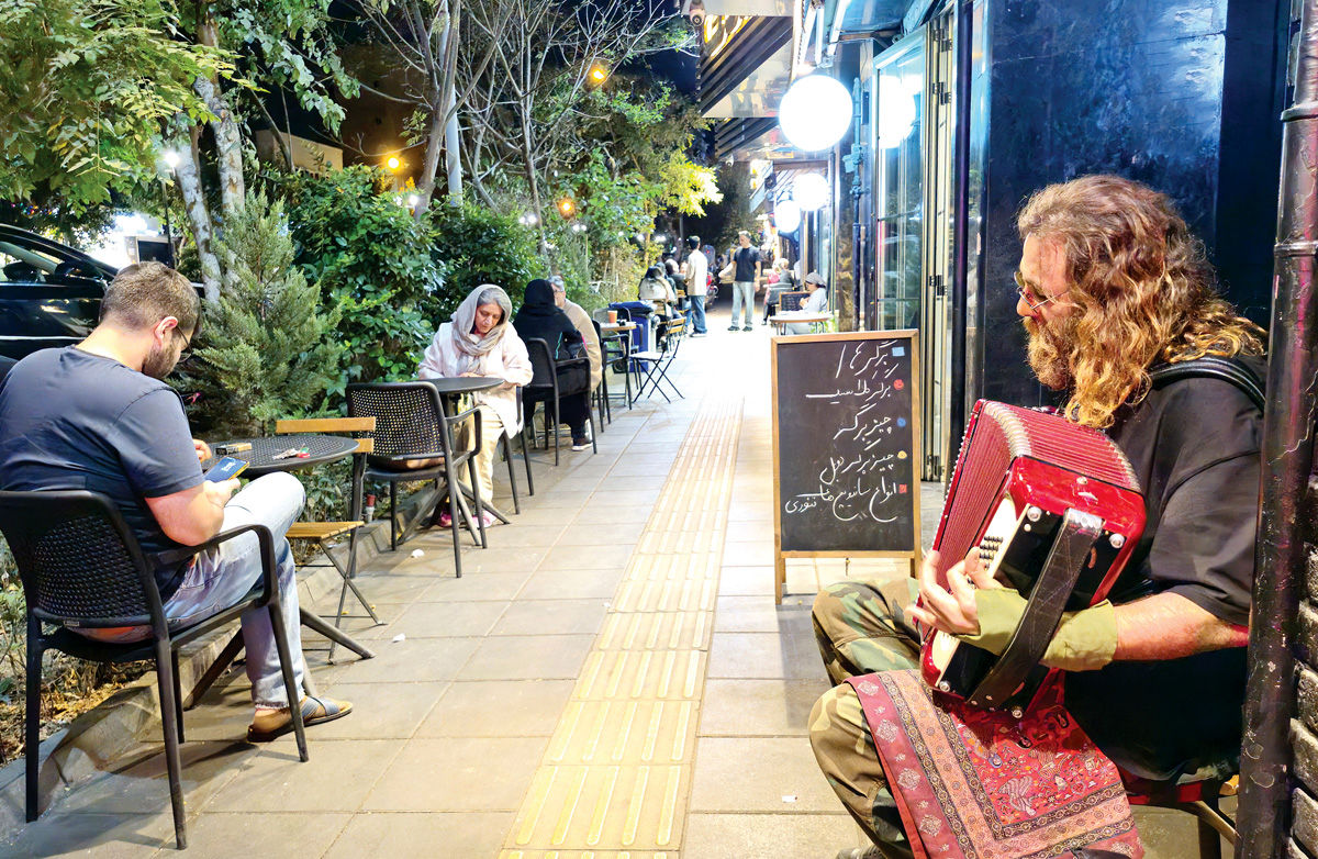 خیابان در تصرف کافه‌ها