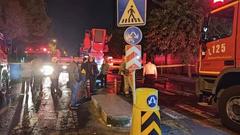 آتش‌سوزی گسترده در خیابان جمهوری تهران