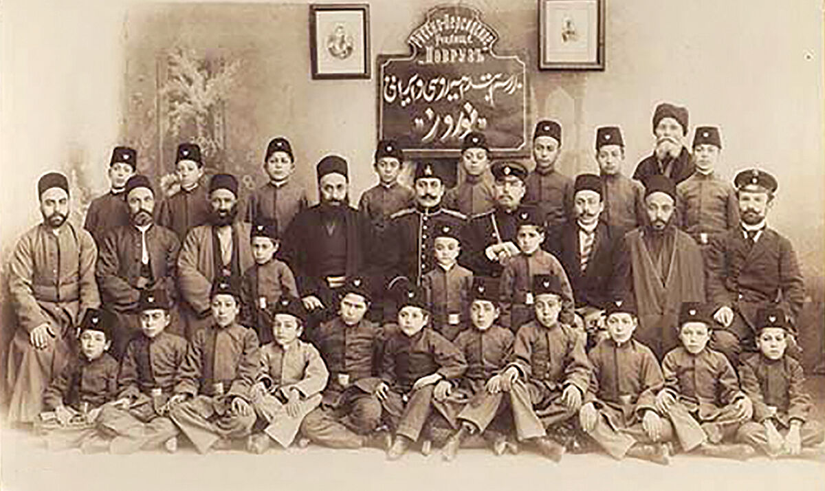 مدارس دخترانه و پسرانه متفاوت نبود