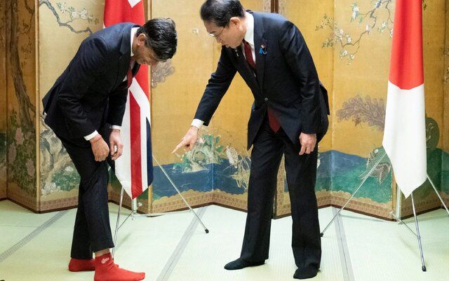 استقبال عجیب از جوراب قرمز نخست وزیر انگلیس!+ عکس