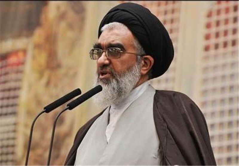 انتقاد امام جمعه قم از ورود زنان به ورزشگاه/ عبور از خط قرمزها قابل تحمل نیست!