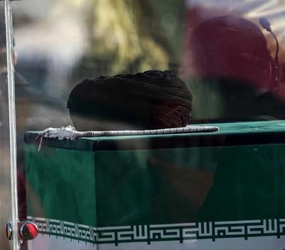 اقامه نماز بر پیکر رهبر شهید انقلاب توسط آیت‌ الله حکیم+ فیلم