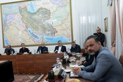 تصویری از نشست مسئولان برگزاری مراسم تشییع پیکر رهبر شهید انقلاب با عراقچی