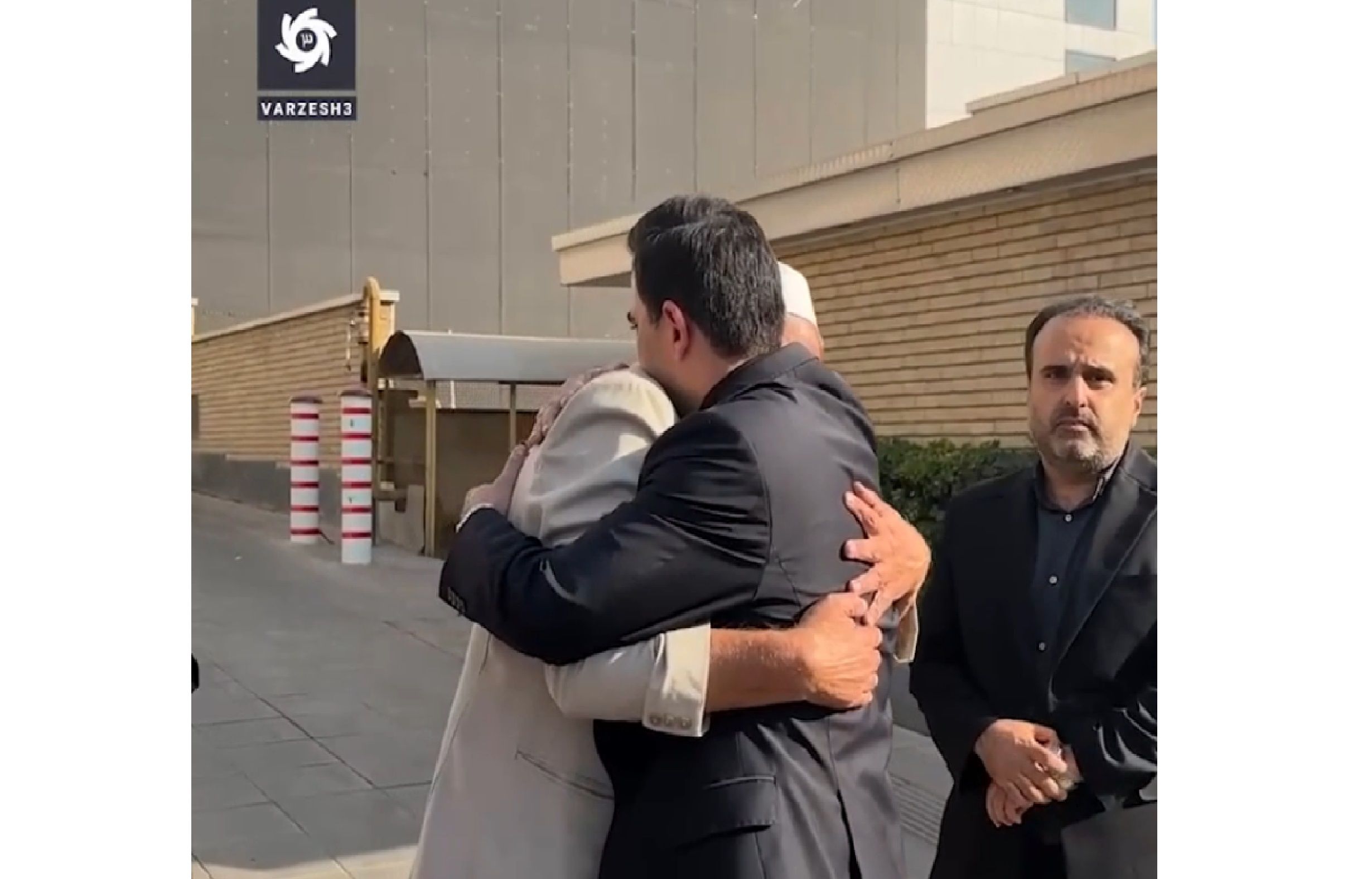 اشک‌های بی امان  پدر «صابر کاظمی» در آغوش رئیس فدراسیون والیبال+فیلم