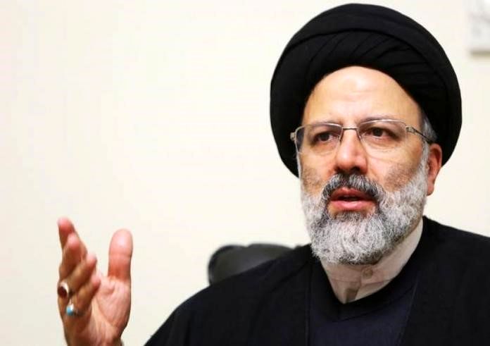 کنایه‌های رگباری کیهان علیه دولت روحانی/ دولت قبل عاجز بود اما رئیسی هم تدبیر دارد و هم امید می‌آفریند