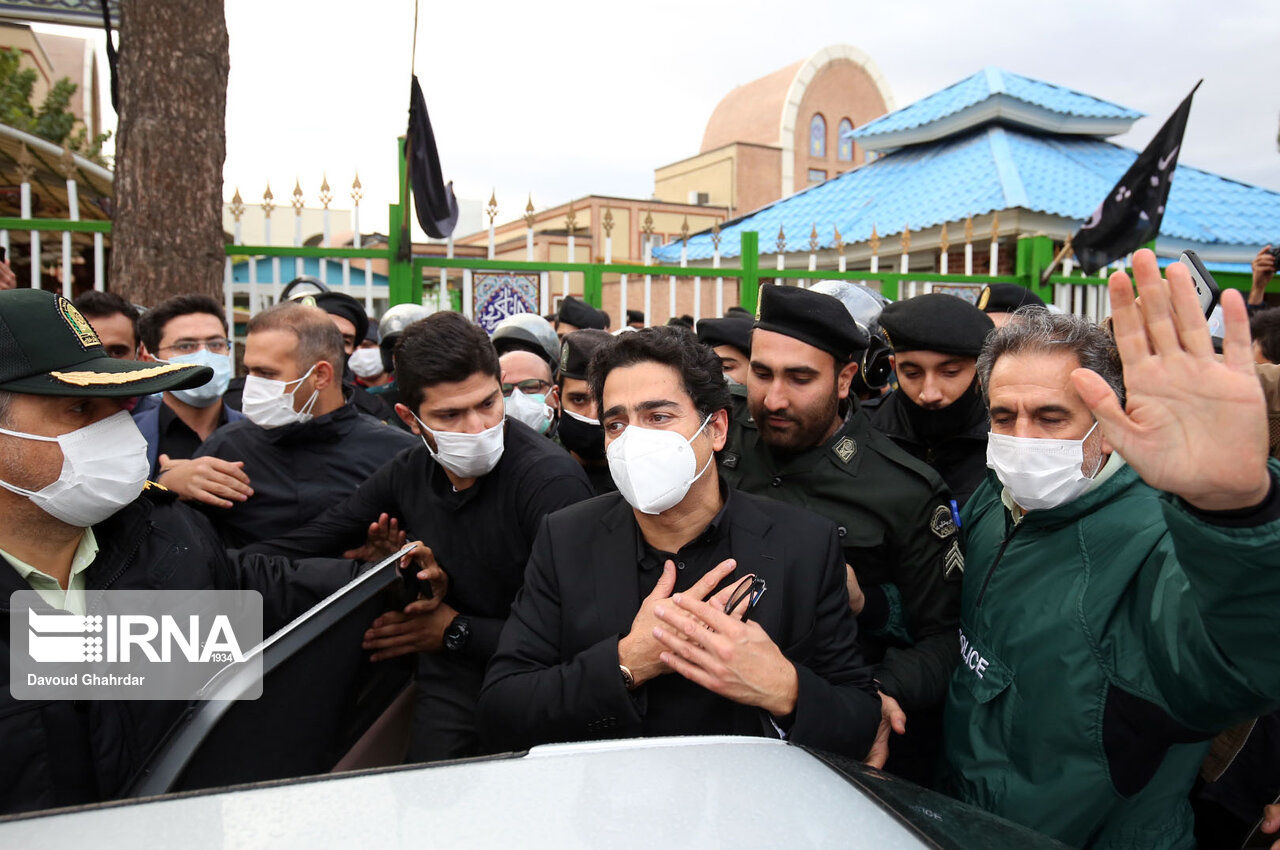 واکنش همایون شجریان به ادعای فشار سیاسی برای خاکسپاری پدرش در مشهد