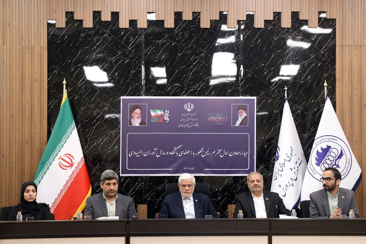 شبکه نخبگان ایرانی در داخل و خارج کشور تشکیل شود