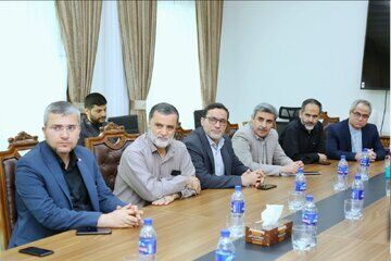 کنایه آشنا به نمایندگان مجلس: این عکس با طالبان به یادگار بماند